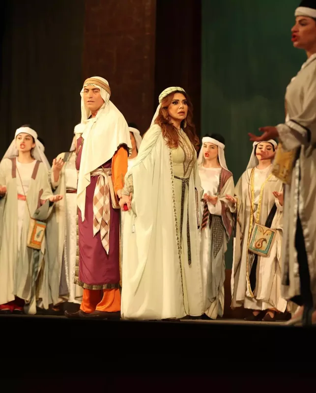 6 il sonra teatr səhnəsində!