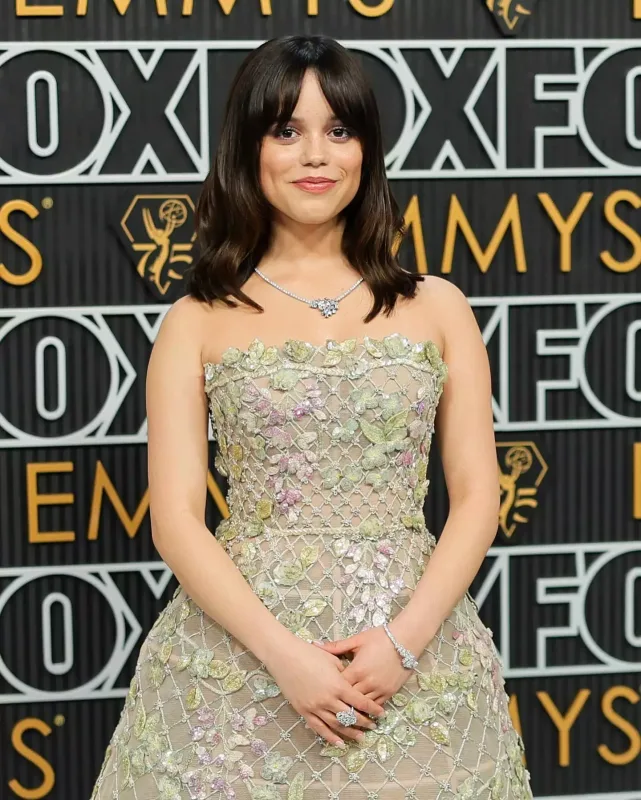 Emmi-də qırmızı xalının ulduzları