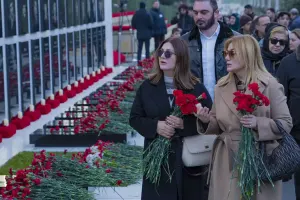 Sibel Can Şəhidlər xiyabanını ziyarət etdi