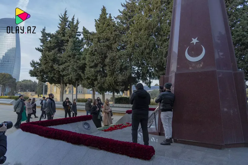 Sibel Can Şəhidlər xiyabanını ziyarət etdi