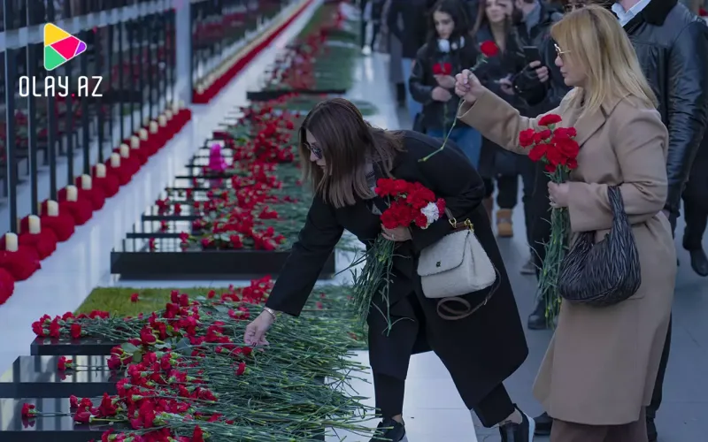 Sibel Can Şəhidlər xiyabanını ziyarət etdi