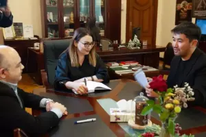 Qazaxıstanın tanınmış rejissoru Akademik Milli Dram Teatrında olub