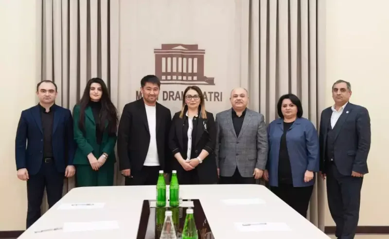 Qazaxıstanın tanınmış rejissoru Akademik Milli Dram Teatrında olub
