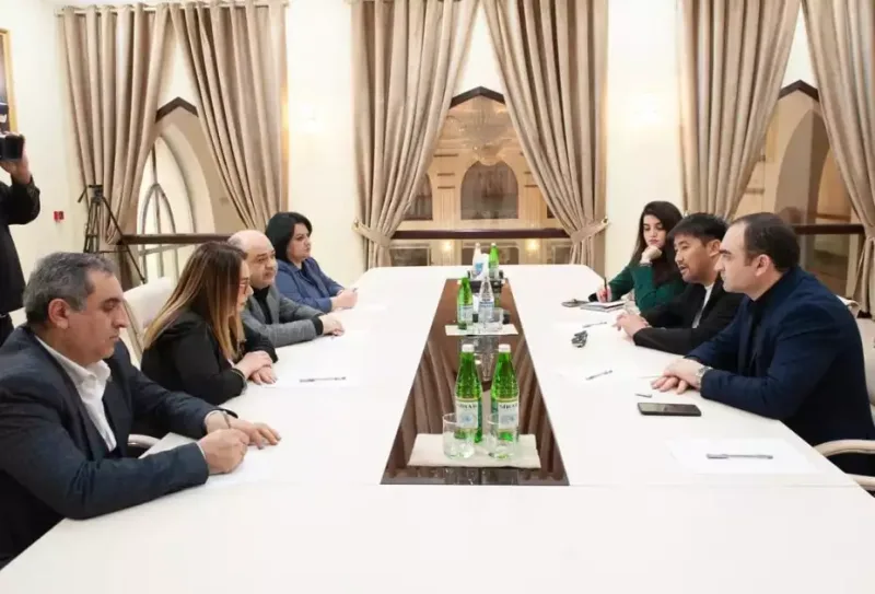 Qazaxıstanın tanınmış rejissoru Akademik Milli Dram Teatrında olub