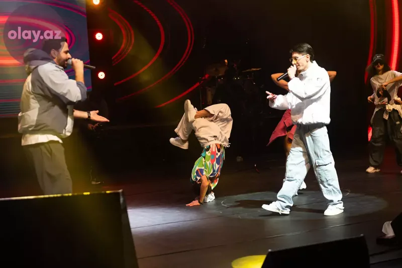 50 pərəstişkarını səhnəyə çıxardı... - Orxanın konsertinin birinci günü