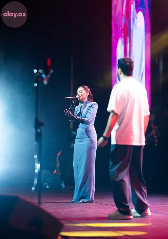 50 pərəstişkarını səhnəyə çıxardı... - Orxanın konsertinin birinci günü