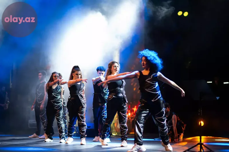 50 pərəstişkarını səhnəyə çıxardı... - Orxanın konsertinin birinci günü