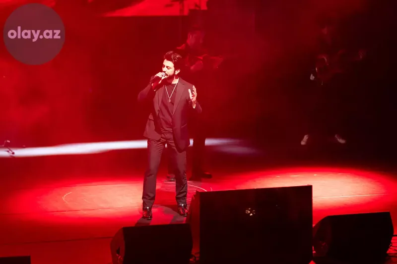 50 pərəstişkarını səhnəyə çıxardı... - Orxanın konsertinin birinci günü