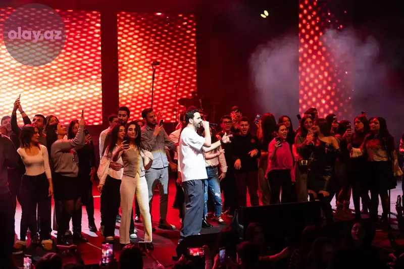 50 pərəstişkarını səhnəyə çıxardı... - Orxanın konsertinin birinci günü