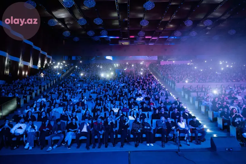 50 pərəstişkarını səhnəyə çıxardı... - Orxanın konsertinin birinci günü