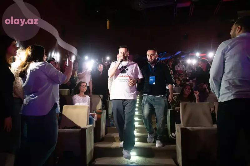 50 pərəstişkarını səhnəyə çıxardı... - Orxanın konsertinin birinci günü