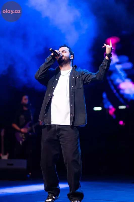 50 pərəstişkarını səhnəyə çıxardı... - Orxanın konsertinin birinci günü