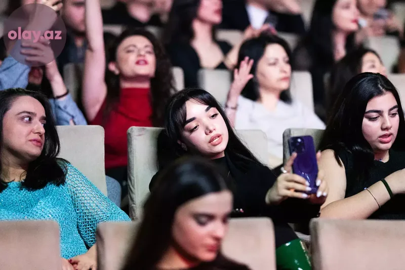 50 pərəstişkarını səhnəyə çıxardı... - Orxanın konsertinin birinci günü