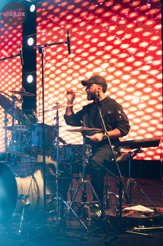 50 pərəstişkarını səhnəyə çıxardı... - Orxanın konsertinin birinci günü