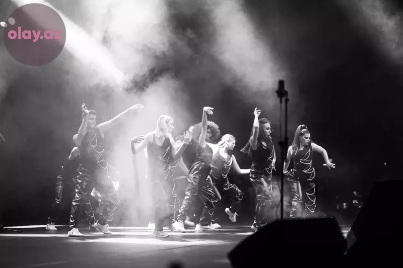 50 pərəstişkarını səhnəyə çıxardı... - Orxanın konsertinin birinci günü