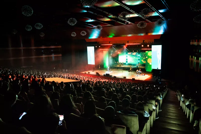 “Kimsə baxış sayı yığır, toya gedir, mən də konsert verirəm”