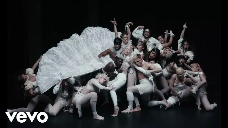 Ledi Qaqadan keçmişə dönüş - “Abracadabra”