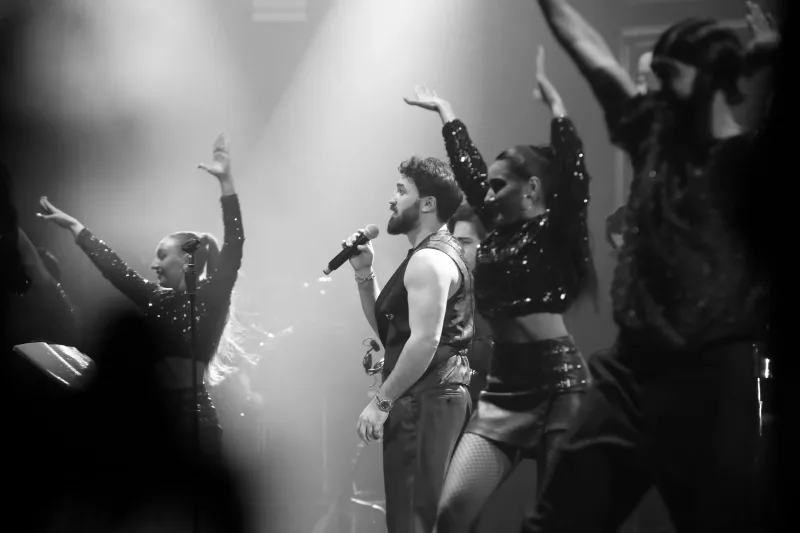 Zamiq konsertöncəsi liftdə qaldı, ayağını zədələdi