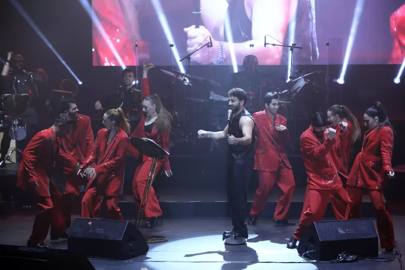 Zamiq konsertöncəsi liftdə qaldı, ayağını zədələdi