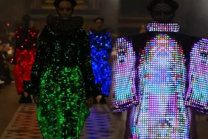 İşıq və hərəkətə reaksiya verən interaktiv geyimlər - Futuristik dəfilə...