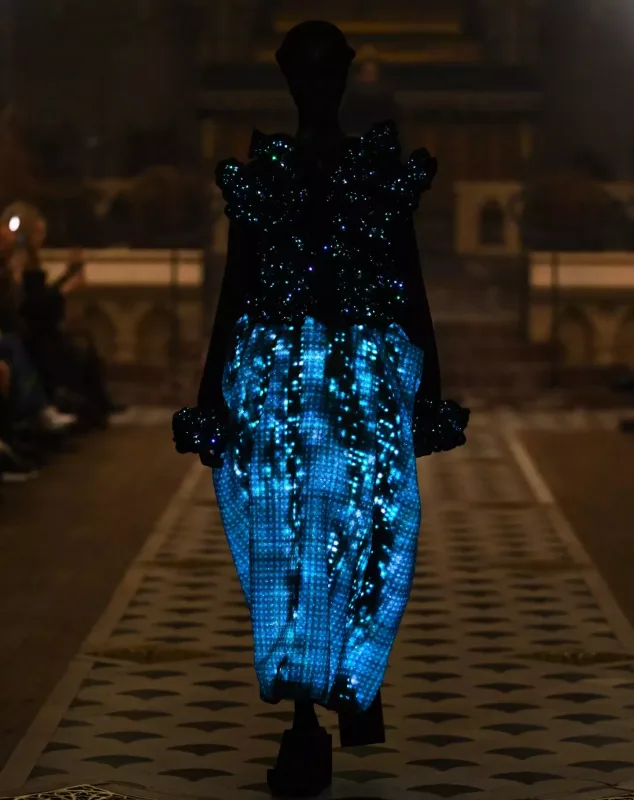 İşıq və hərəkətə reaksiya verən interaktiv geyimlər - Futuristik dəfilə...