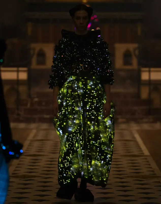 İşıq və hərəkətə reaksiya verən interaktiv geyimlər - Futuristik dəfilə...