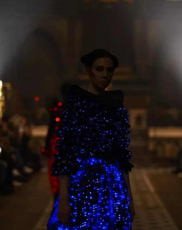 İşıq və hərəkətə reaksiya verən interaktiv geyimlər - Futuristik dəfilə...