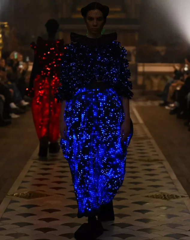 İşıq və hərəkətə reaksiya verən interaktiv geyimlər - Futuristik dəfilə...