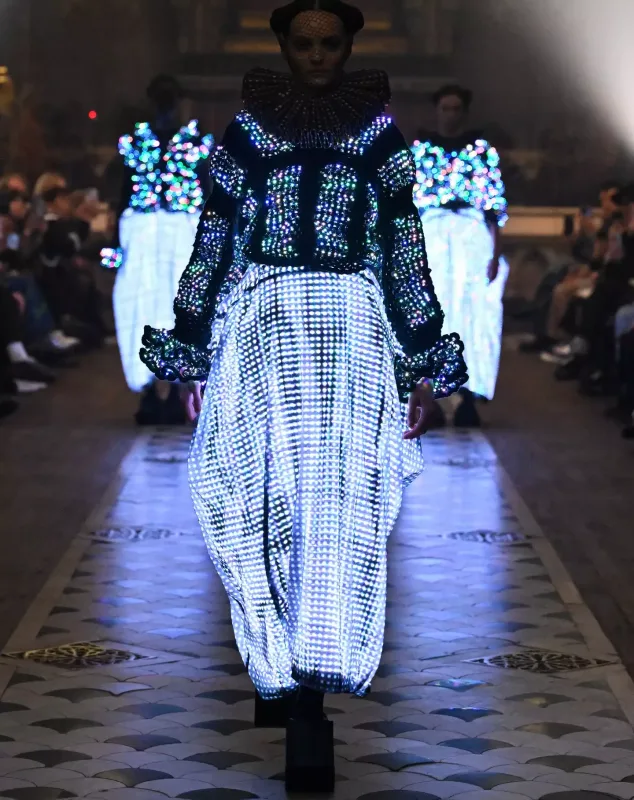 İşıq və hərəkətə reaksiya verən interaktiv geyimlər - Futuristik dəfilə...