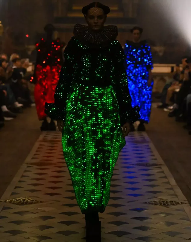 İşıq və hərəkətə reaksiya verən interaktiv geyimlər - Futuristik dəfilə...