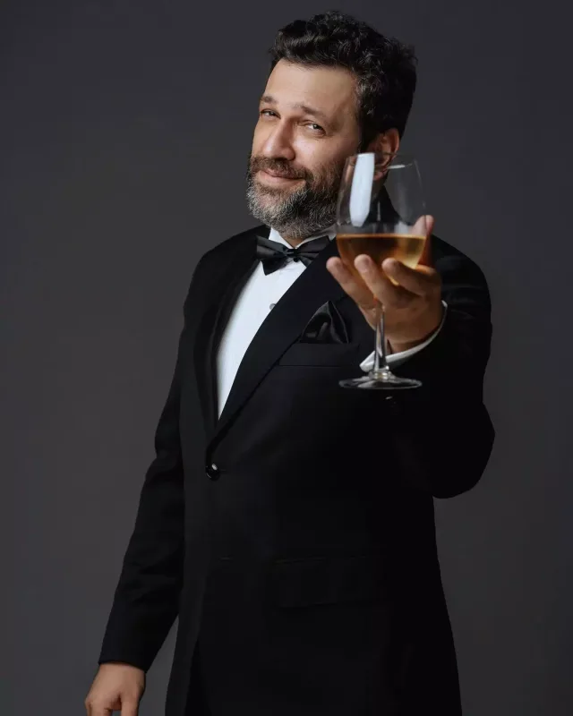 “Öyrəşmişik, hamıya sənətkar deyirik”