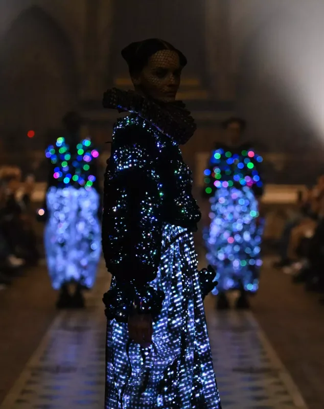 İşıq və hərəkətə reaksiya verən interaktiv geyimlər - Futuristik dəfilə...