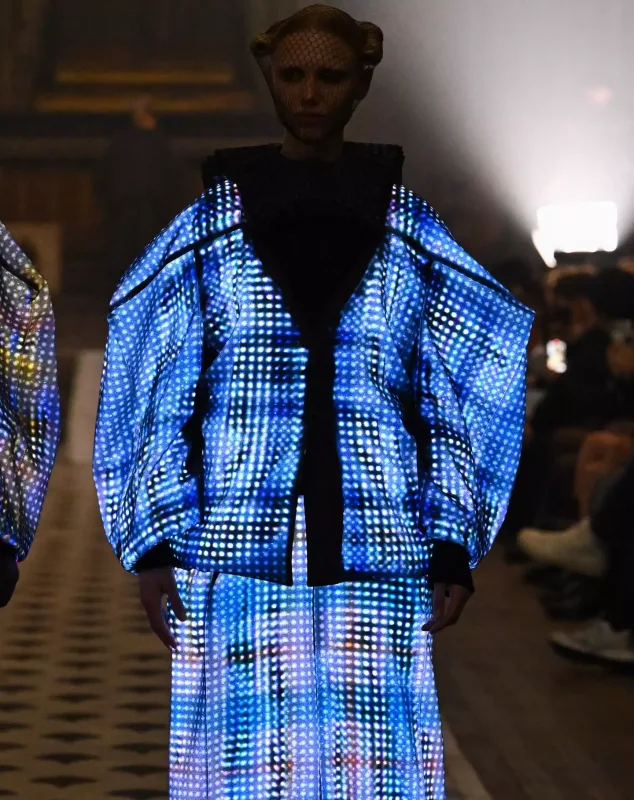 İşıq və hərəkətə reaksiya verən interaktiv geyimlər - Futuristik dəfilə...