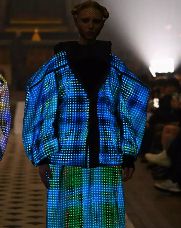 İşıq və hərəkətə reaksiya verən interaktiv geyimlər - Futuristik dəfilə...