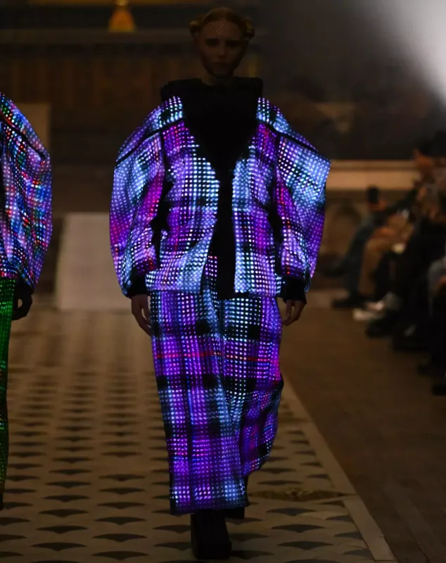 İşıq və hərəkətə reaksiya verən interaktiv geyimlər - Futuristik dəfilə...