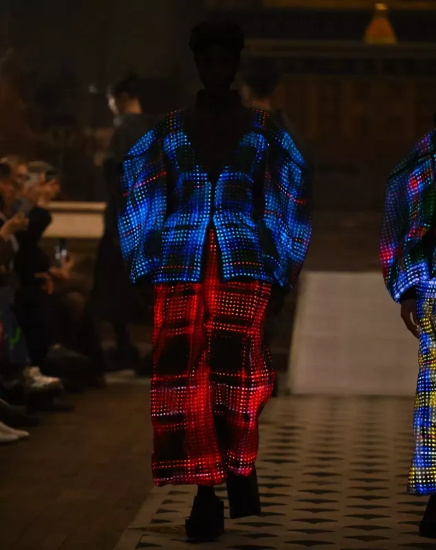 İşıq və hərəkətə reaksiya verən interaktiv geyimlər - Futuristik dəfilə...