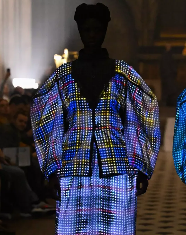 İşıq və hərəkətə reaksiya verən interaktiv geyimlər - Futuristik dəfilə...