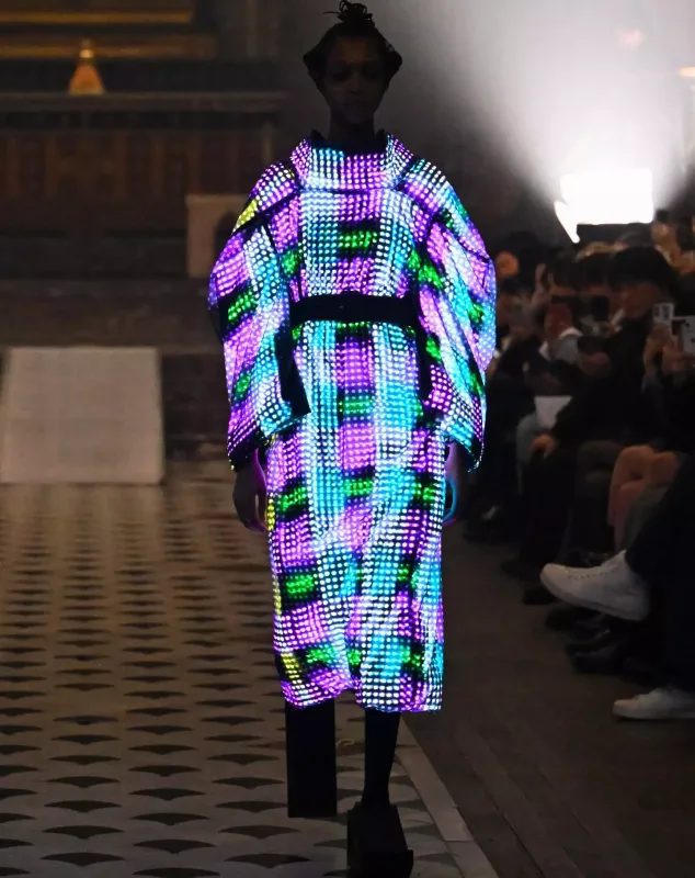 İşıq və hərəkətə reaksiya verən interaktiv geyimlər - Futuristik dəfilə...