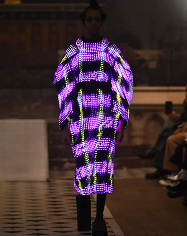 İşıq və hərəkətə reaksiya verən interaktiv geyimlər - Futuristik dəfilə...