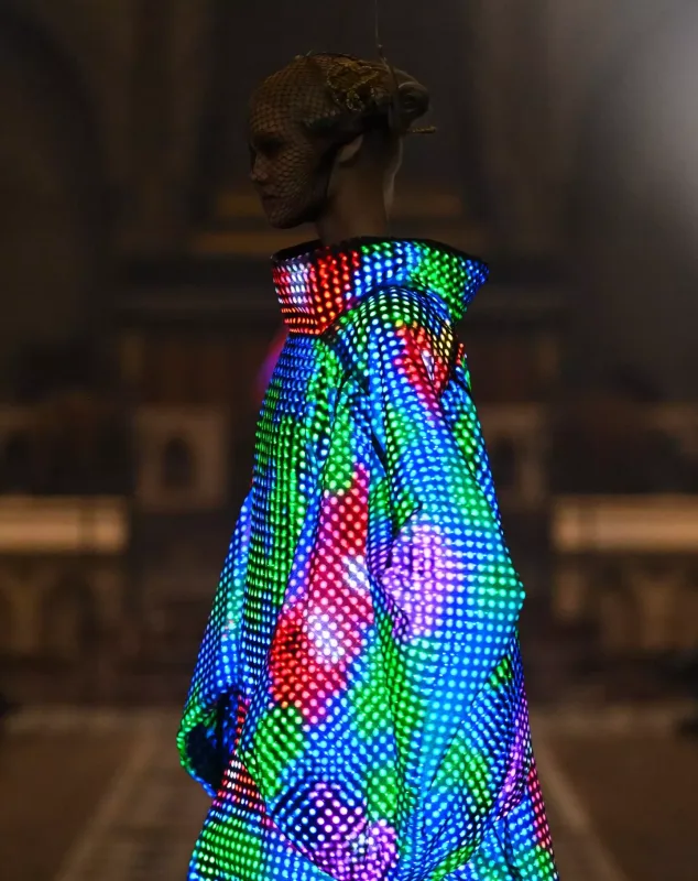 İşıq və hərəkətə reaksiya verən interaktiv geyimlər - Futuristik dəfilə...