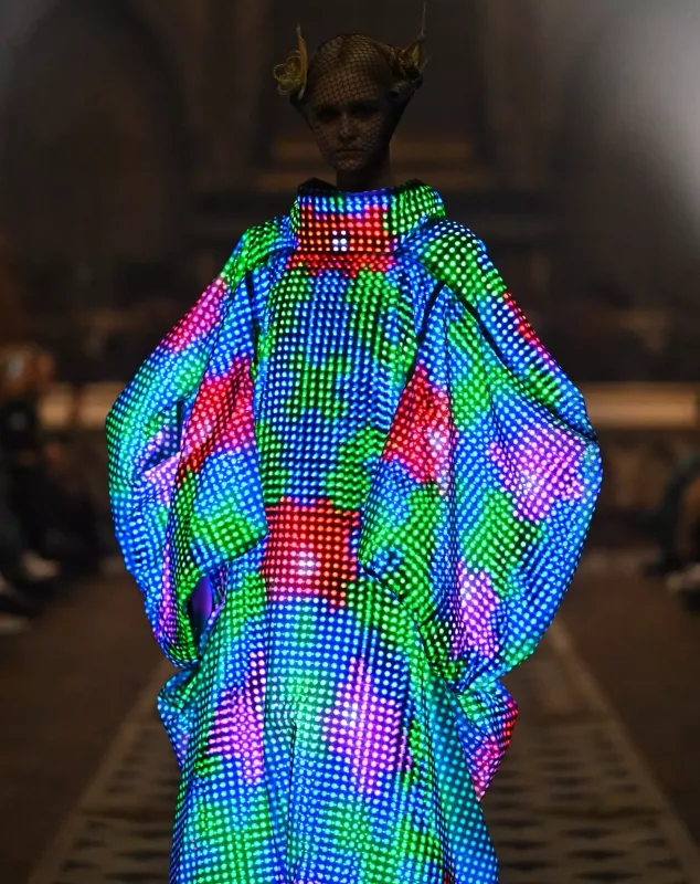 İşıq və hərəkətə reaksiya verən interaktiv geyimlər - Futuristik dəfilə...