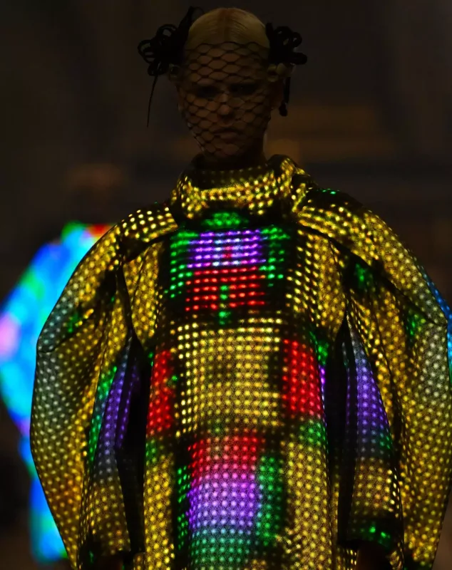 İşıq və hərəkətə reaksiya verən interaktiv geyimlər - Futuristik dəfilə...