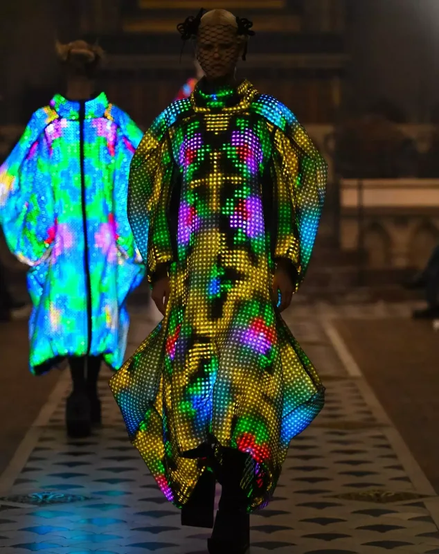 İşıq və hərəkətə reaksiya verən interaktiv geyimlər - Futuristik dəfilə...