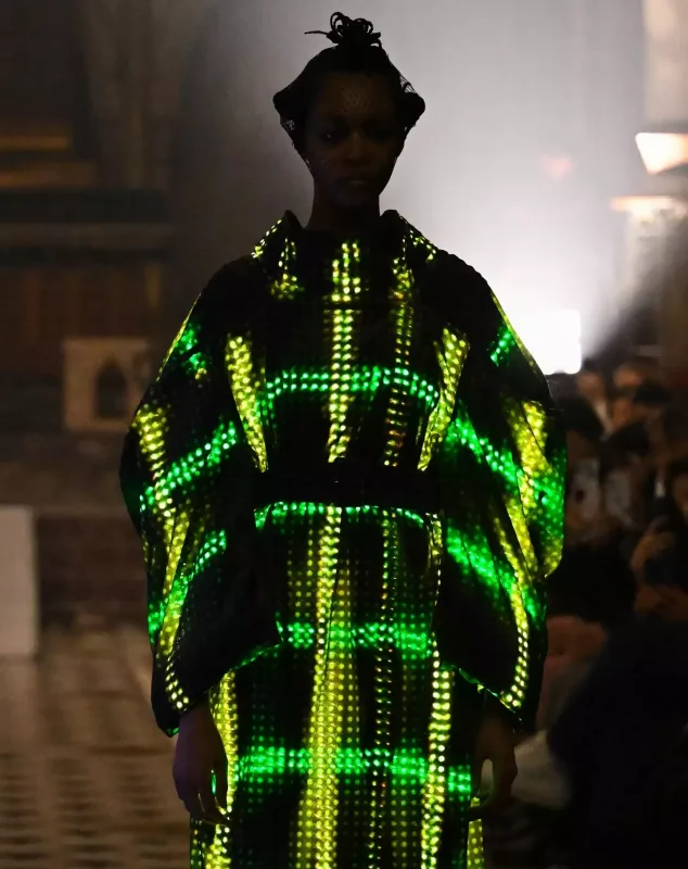 İşıq və hərəkətə reaksiya verən interaktiv geyimlər - Futuristik dəfilə...