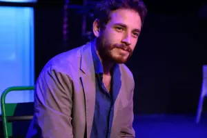 Ölkədən çıxmasına icazə verilməyən aktyor işindən oldu