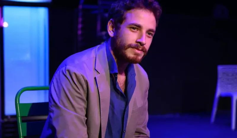 Ölkədən çıxmasına icazə verilməyən aktyor işindən oldu