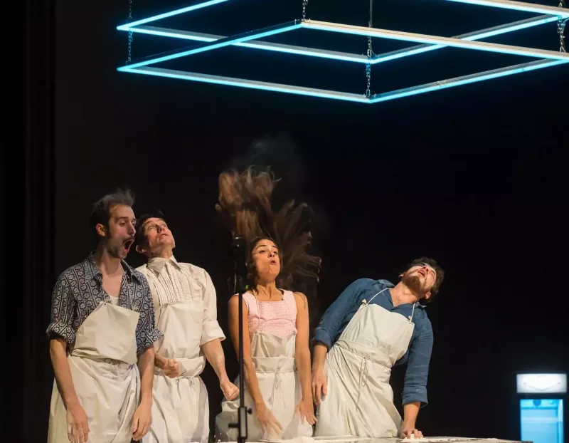 Ölkədən çıxmasına icazə verilməyən aktyor işindən oldu