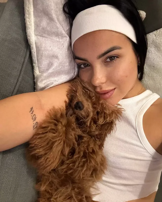 “Bacımın qızıllarını, anamın orijinal saatlarını oğurlayıb”