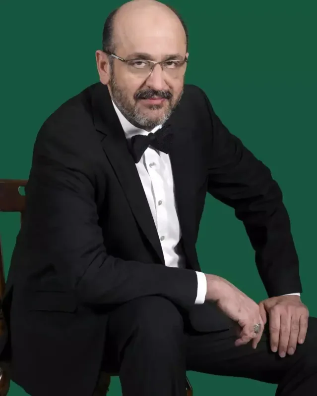 Emin bu azərbaycanlı müğənniləri dinləyir