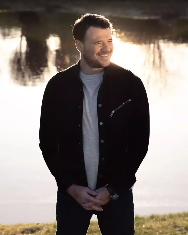 Emin bu azərbaycanlı müğənniləri dinləyir